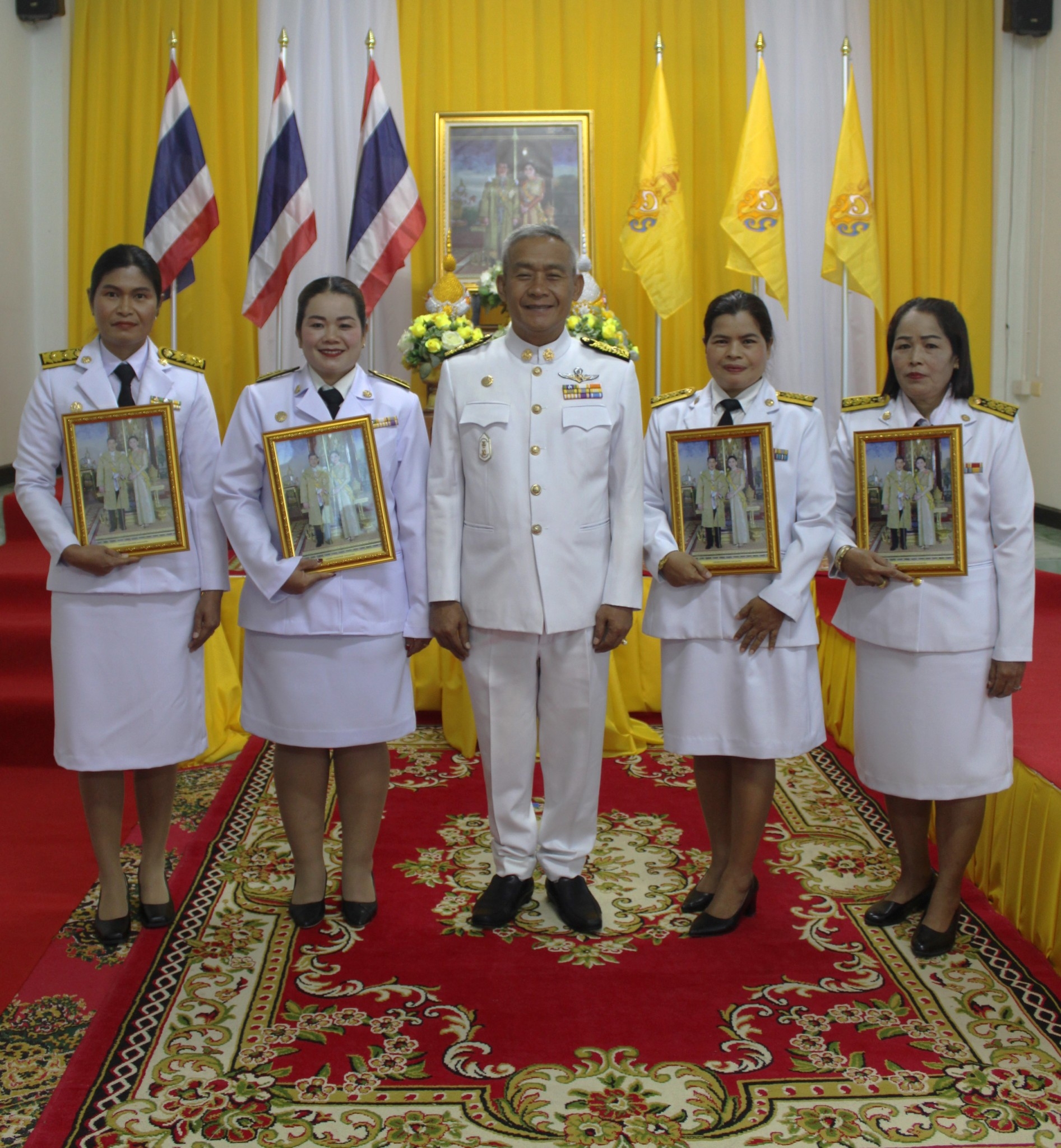 พิธีรับพระราชทานพระบรมฉายาลักษณ์ พระบาทสมเด็จพระเจ้าอยู่หัว ที่ฉายกับสมเด็จพระนางเจ้าฯ พระบรมราชินี
